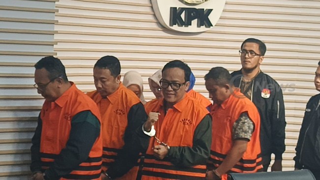 Wamenaker Immanuel Ebenezer kepalkan tangan dan tersenyum usai jadi tersangka oleh KPK, Jumat (22/8/2025). [FTNews.co.id/Selvianus Kopong Basar]